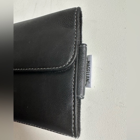 Magellan black leather passport cover with invisible magnetic flap 4.25 x 5.75 - Picture 4 of 7